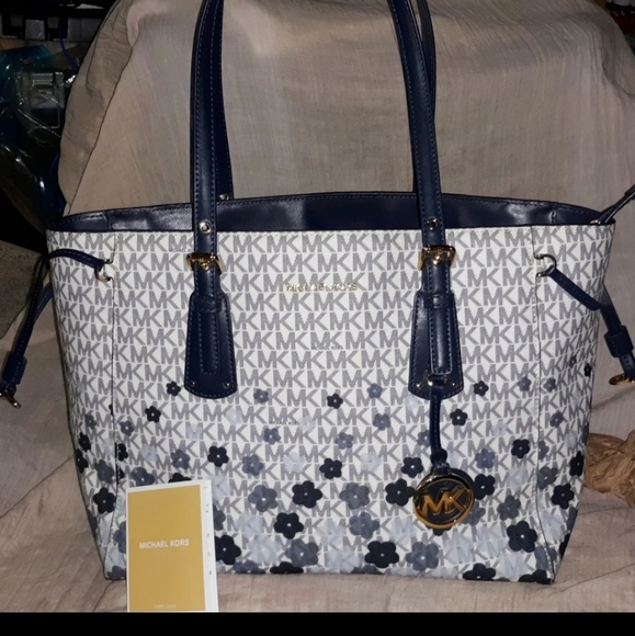 SOLD Michael Kors Signature Voyager tote - Picture 7 of 7